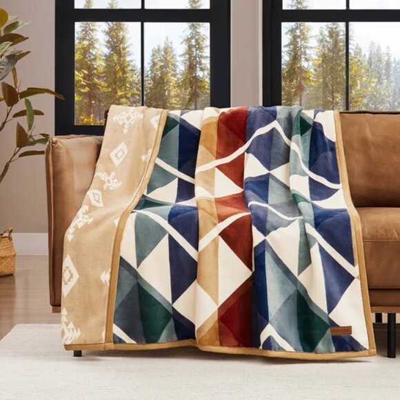 Pendleton Reversible Plush Throw - Picture 2 of 8